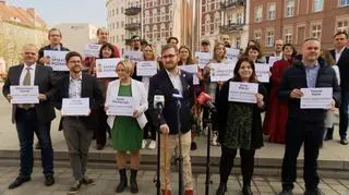 Kandydaci Społecznego Poznania do rady miasta, w środku Łukasz Garczewski
