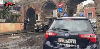 Beżowa kapliczka wisiała nielegalnie na starożytnym akwedukcie