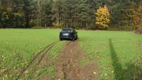 Uciekał przed policją, w aucie miał półtoraroczne dziecko. Odbił się od latarni i pobiegł do lasu