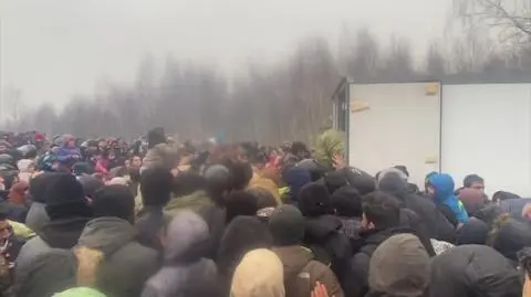 "Tak rozdawana jest żywność w obozie na granicy"