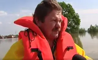 Stanisław Rękas podczas powodzi w 2010 roku