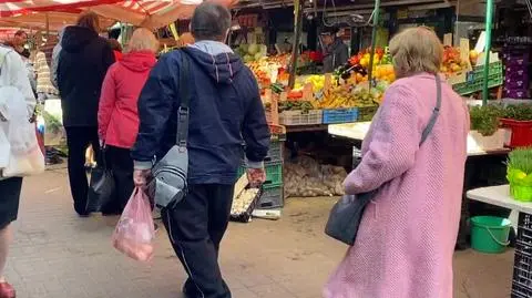 Zakupy na targowisku przy Hali Mirowskiej