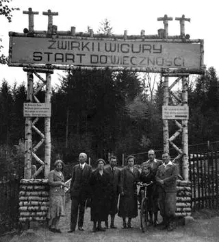 Brama została wzniesiona w 1935 roku w miejscu katastrofy