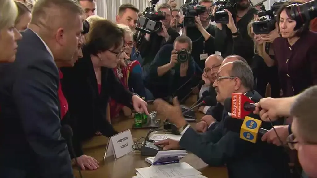 Emocje przy stole prezydialnym