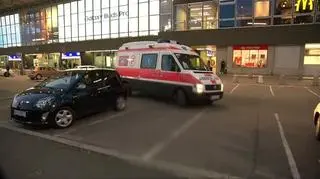Ratownicy pomagają bezdomnym