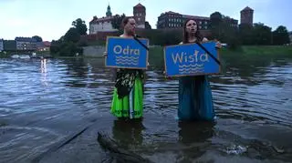 Odra w naszych opowieściach najczęściej jest "tą drugą" po Wiśle. Na zdjęciu happening w Krakowie, na Wiśle