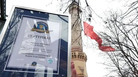 640 metrów kwadratowych Biało-Czerwonej na latarni morskiej