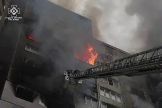W dzielnicy Hołosijiwska w Kijowie rakieta uderzyła w blok mieszkalny