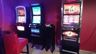 W lokalu stały trzy automaty. Czwarty znaleziono w mieszkaniu jednego z zatrzymanych