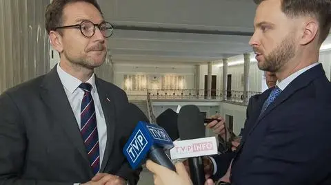 "Czy pan mnie widzi?". Czekanie i uciekanie posła PiS