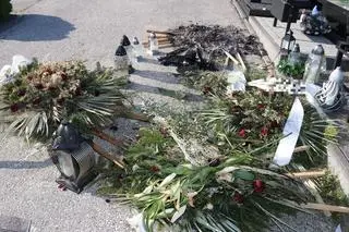 Rozpalili na cmentarzu ognisko. W tym celu zniszczyli wieńce