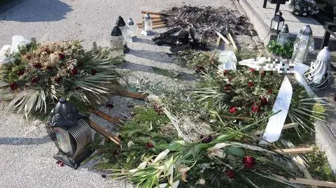 Rozpalili na cmentarzu ognisko z wieńców. Było im zimno