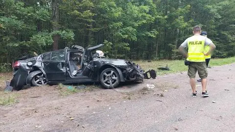 Samochód uderzył w drzewo. Nie żyje dwóch 21-latków