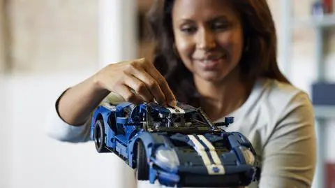 LEGO® Technic Ford GT, wersja z 2022 roku. Model dla dorosłych w skali 1:12