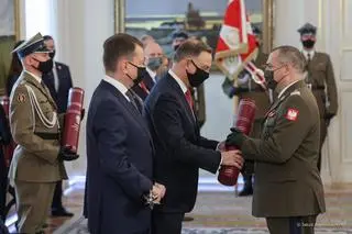 11 listopada 2021 roku. Wiesław Kukuła odbiera nominację na stopień generała broni