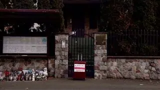 Na "pożegnanie" konsul w Białymstoku miejscowi Białorusini przynieśli znicze i walizkę
