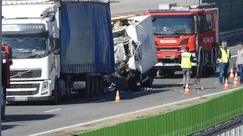 Jedna osoba nie żyje po zderzeniu tira i samochodu dostawczego 