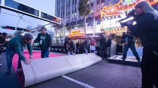 Rozkładanie czerwonego dywanu przed Dolby Theatre