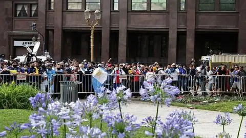 Gigantyczne kolejki do Pałacu Prezydenckiego. Argentyńczycy składają hołd Diego Maradonie