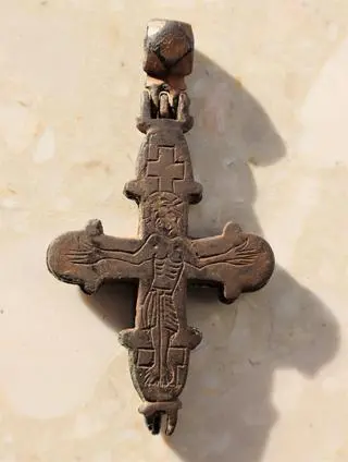 Na awersie jest umieszczony ryt Chrystusa Ukrzyżowanego