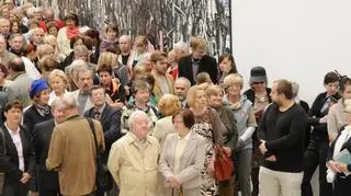 Odwiedzający ustawiali się w kolejkach żeby zobaczyć obrazy