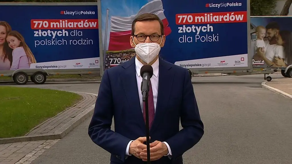 Premier Mateusz Morawiecki na konferencji pod KPRM