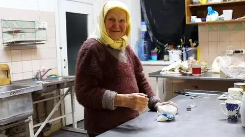 80-letnia wolontariuszka. "Kiedyś byli tu Niemcy. Przeżyliśmy to. Teraz też musimy przeżyć"