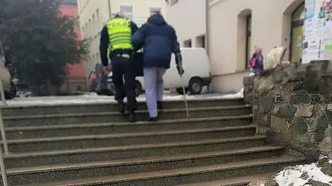 83-latek nie zdążył na autobus, próbował zatrzymać przejeżdżające auta. Pomogli mu policjanci