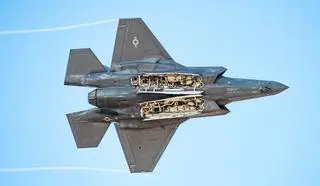 Amerykański samolot F-35A Lightning II w czasie lotu z otwartymi komorami na uzbrojenie