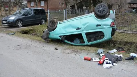 Zauważył przewrócone auto w rowie. Kierowca i pasażer próbowali uciec