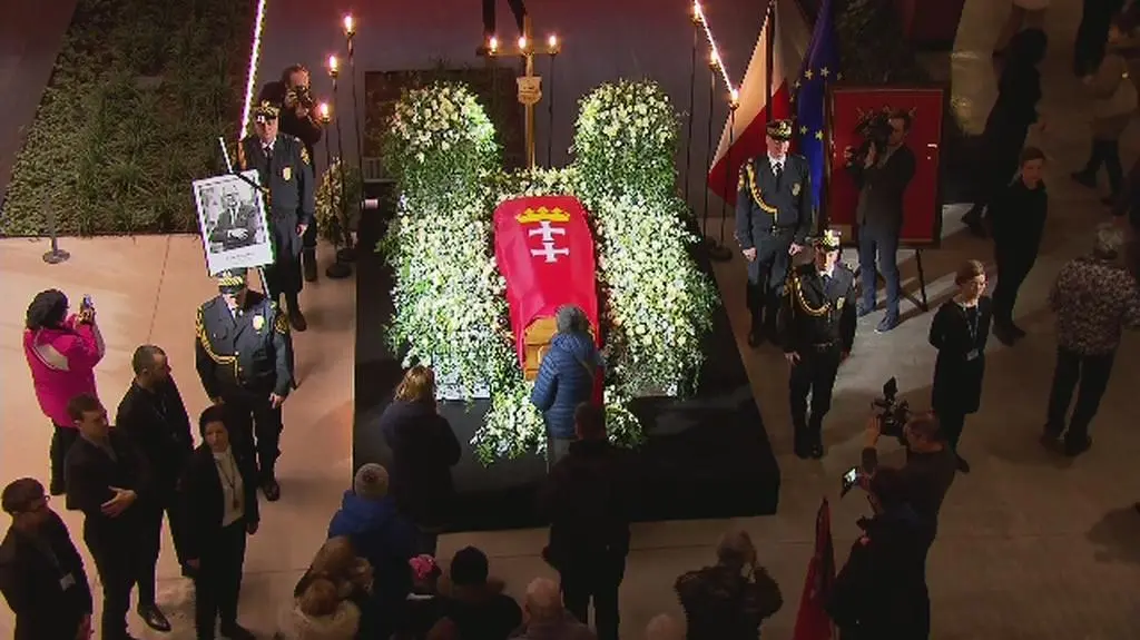 "Tak, jak byśmy żegnali naszego ojca". Polacy oddają cześć Adamowiczowi