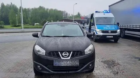 Jechał zygzakiem po autostradzie. W samochodzie miał butelki