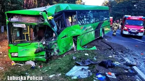 Karetka uderzyła w autobus. Śledczy zbadają jej wrak