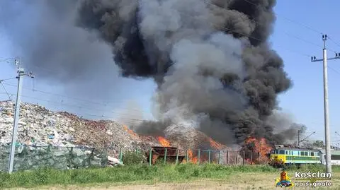 Strażacy walczą z pożarem od godziny 9