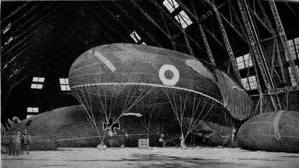 Balony w hangarze