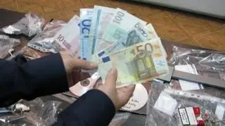 Policjanci zabezpieczyli sprzęt i pieniądze podejrzanego skimmera