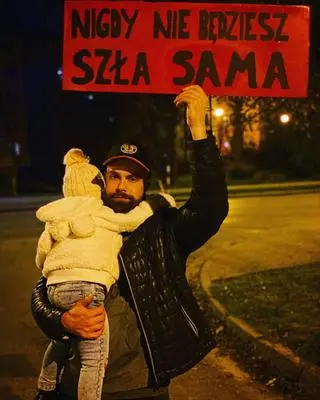 Ojciec z córką na proteście przeciwko wyrokowi Trybunału Konstytucyjnego w Sanoku