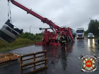 Do zabrania auta z torów trzeba było użyć podnośnika