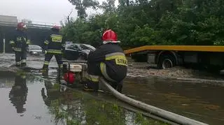 Strażacy wypompowują wodę spod wiaduktu przy ul