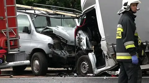 Bus i samochód dostawczy zderzyły się czołowo. Dwie kobiety były zakleszczone