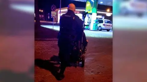 Elektryczny wózek się rozładował, mężczyzna utknął na rondzie