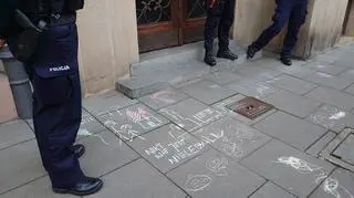 Rysunki wykonano przed siedzibą PiS przy ulicy Retoryka w Krakowie