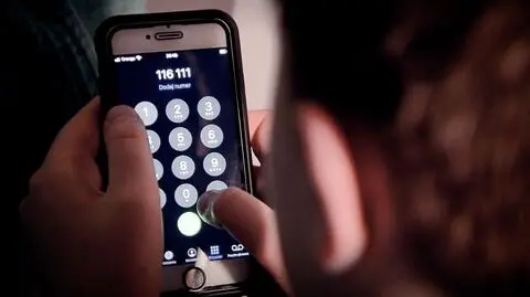 "Często mama mnie biła. Ten strach i stres towarzyszyły mi przez lata". Telefon ostatniego ratunku 