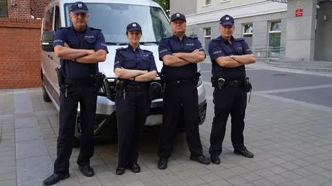 Policjanci pomogli mężczyźnie użądlonemu przez pszczoły  