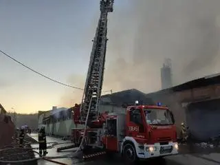 Strażacy walczą z pożarem