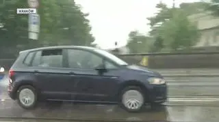 Papież w strugach deszczu w drodze na lotnisko