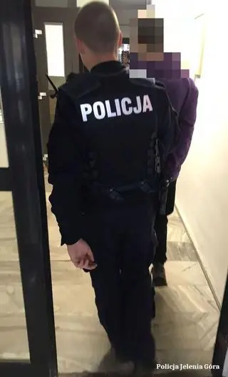 Policja zatrzymała 29-latka, który ranił nożem mężczyznę i uderzył kobietę