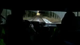 Dziennikarz TVN24 Adrian Zaborowski przy granicy polsko-białoruskiej