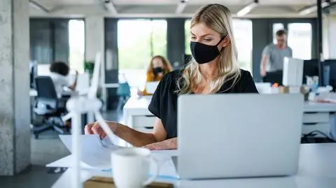 maska maseczka praca biuro s shutterstock_1751409956