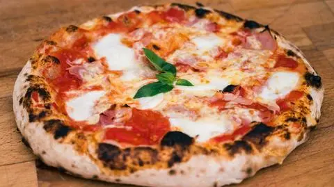 pizza shutterstock_2207124827